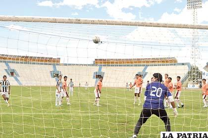 El primer gol de Oruro Royal anotado por Andrés Irahola
