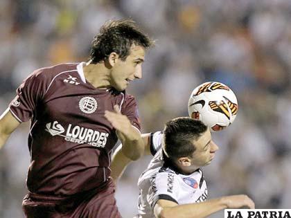 Somoza despeja el balón ante el asedio de Leonardo