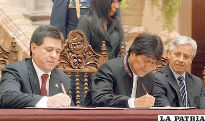 Evo Morales y Horacio Cartes, presidentes de Bolivia y Paraguay, respectivamente, firman el acuerdo bilateral para restablecer relaciones entre ambos países