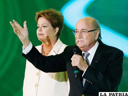 El presidente de la FIFA, Joseph Blatter con la presidenta brasileña Dilma Rousseff