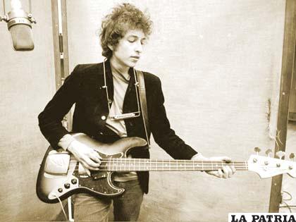 Bob Dylan con la Stratocaster que se subastó