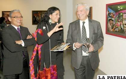 Mario Vargas Llosa junto a su hija Morgana en la inauguración de la muestra
