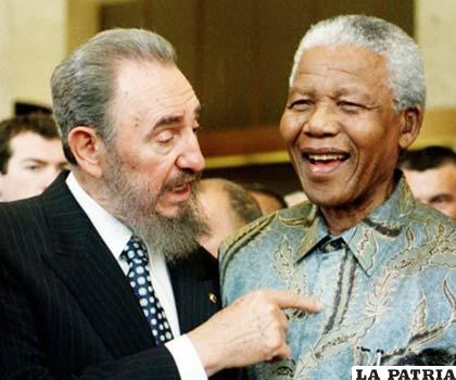 Nelson Mandela (izq.) junto al líder cubano Fidel Castro (der.) en Ginebra, Suiza