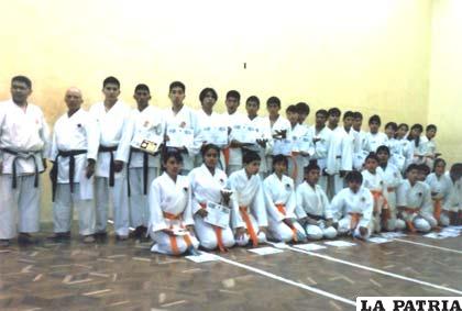 Varios niños, jóvenes y señoritas son parte del centro de artes marciales Yoseikan