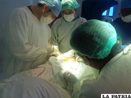 Especialistas, ayer, en jornada de cirugías en la Clínica Natividad