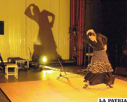 Lorena Ayala, orgullo orureño en la danza flamenca mundial