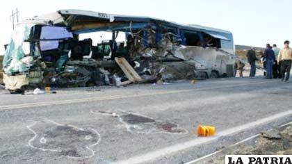Autobús quedó destrozado por el impacto con el camión