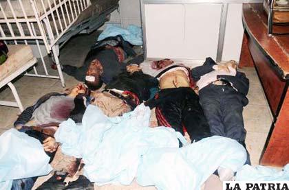 Cadáveres apilados en la morgue tras un ataque con cohetes en distritos de la norteña ciudad siria de Aleppo