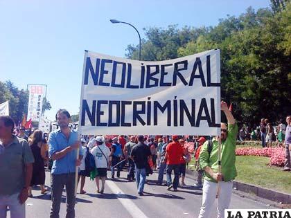 Jóvenes protestan contra el neoliberalismo