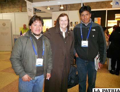 Marcelo Leytón (izq.), junto a Briedge MacKenna (c.) y Freddy Salvatierra (der.) en el Congreso Eucarístico Internacional de Dublín junio 2012