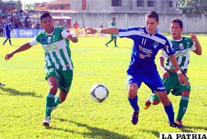 Leandro Ferreira intenta ganar el balón al joven Rivera