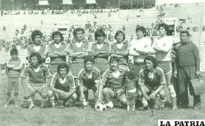 Rolando Arce en el equipo de Ferroviario en 1974 (el primero de cuclillas de izquierda a derecha)