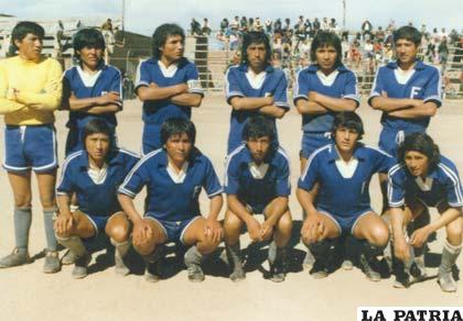Con el equipo de Ferroviario en la cancha de Oruro Royal en 1980 (el primero de cuclillas de izquierda a derecha)