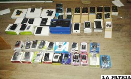 Los celulares que se hallaron en el interior de un bus