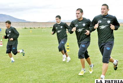 Gomes, Saucedo, Vargas y Neumann en el entrenamiento de San José