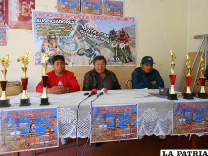 Dirigentes del motociclismo junto a Arturo Vásquez presentaron la competencia