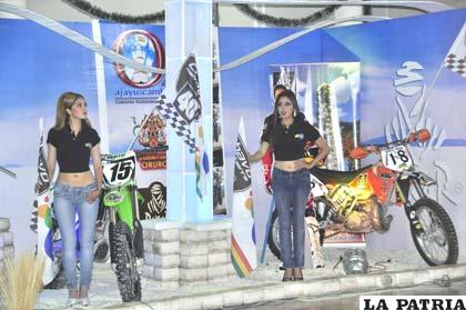 La presentación del Rally Dakar fue acompañada por hermosas damitas