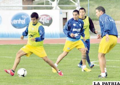 Bravo y Neumann podrían estar en el equipo titular que juegue este domingo en Cochabamba