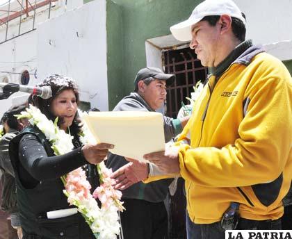 Pimentel entregó títulos de propiedad a vecinos