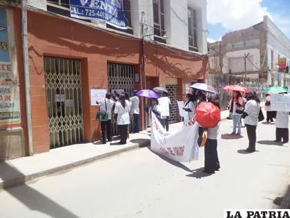 Farmacéuticas en exteriores de la farmacia donde se produjo el asesinato