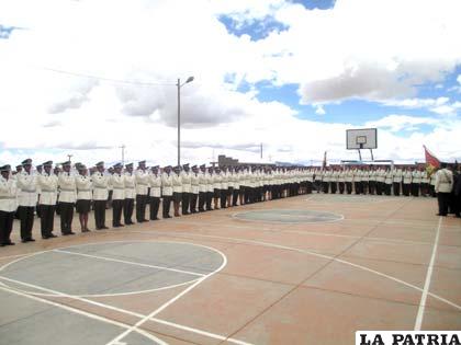 Los nuevos policías realizan el juramento ante la Tricolor Nacional