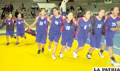 Las gallardas campeonas juveniles de Economía