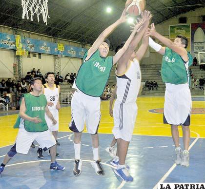 Una incidencia del partido entre Alemán y Club Atlético Nacional 