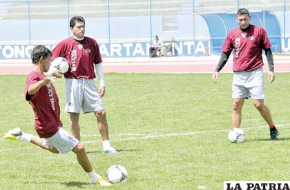 Gomes, Saucedo y Neumann en el entrenamiento de ayer en el estadio “Bermúdez”