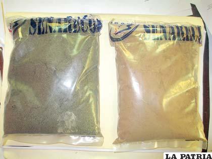 Las muestras de la pirita y la arena áurica