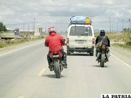 El motociclista en la carretera Vichuloma-Oruro