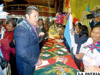 Johnny Fernández llegó a Oruro para demostrar apoyo a las mujeres 