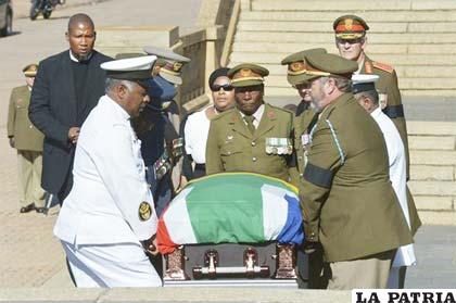 Honores militares para Nelson Mandela