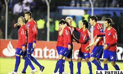Jugadores de Nacional a punto de conseguir el título en el fútbol 
uruguayo
