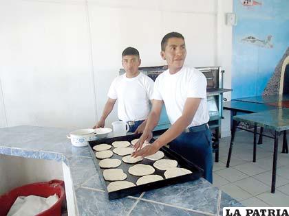 Los mismos alumnos preparan su propio pan y comida