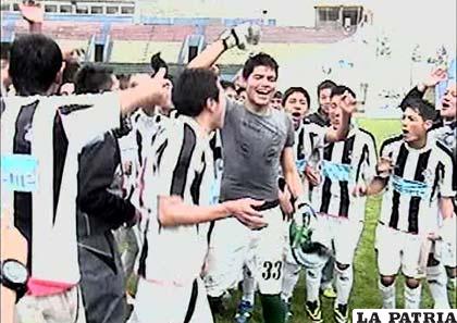 Festejo de los jugadores de Oruro Royal