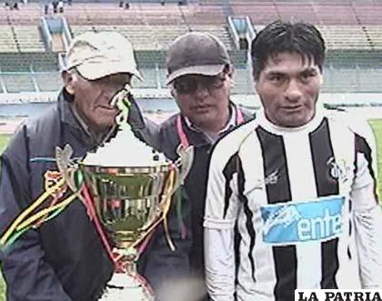 Justo Tórrez hace la entrega del trofeo al capitán de Oruro Royal