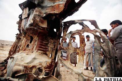 Niños se reúnen cerca de los restos de un coche destruido por un avión no tripulado estadounidense