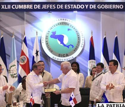Presidente de Panamá, Ricardo Martinelli (c), junto a su homólogo de República Dominicana, Danilo Medina (i)