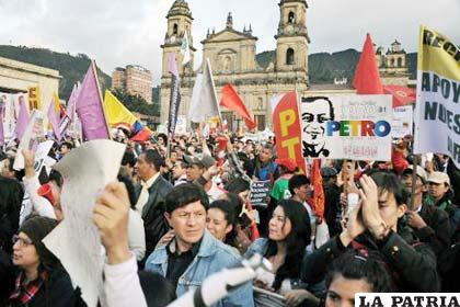 Manifestación de apoyo al destituido alcalde de Bogotá, Gustavo Petro