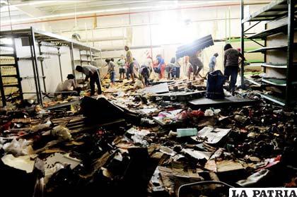El supermercado de la marca Chango Más fue saqueado en medio de la protesta de huelga de la policía provincial de la ciudad de Tucumán