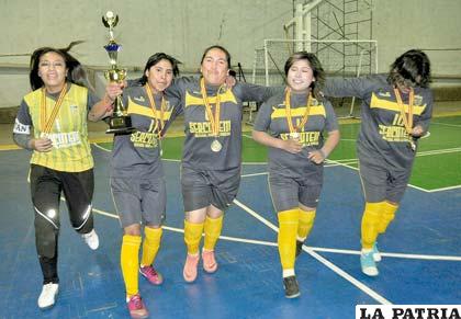 Vuelta olímpica de las jugadoras de Independiente Pontejo