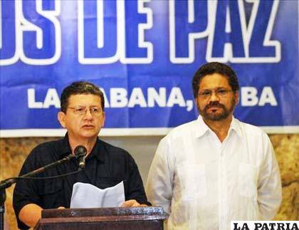 Guerrilleros de las FARC, Jorge Torres Victoria (izq.), alias 