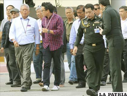 Thaugsuban (izq.) a su llegada a un encuentro con jefes militares en Bangkok