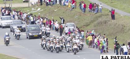 Comitiva que escoltó al cuerpo de Mandela hasta su pueblo