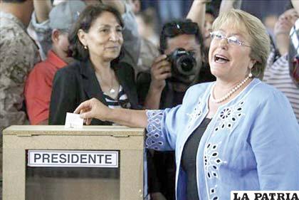 Michelle Bachelet en el momento en que emitía su voto