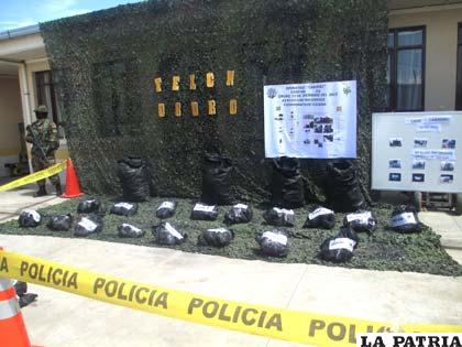 La droga camuflada exhibida en el patio de la Felcn-Oruro