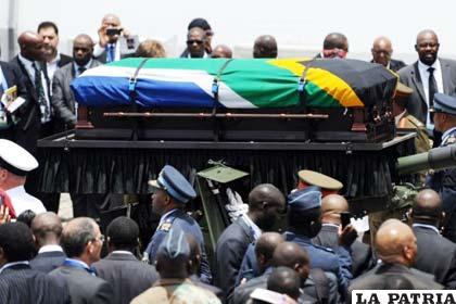 El expresidente de Sudáfrica, Nelson Mandela descansa ya para siempre junto a una pequeña colina de Qunu