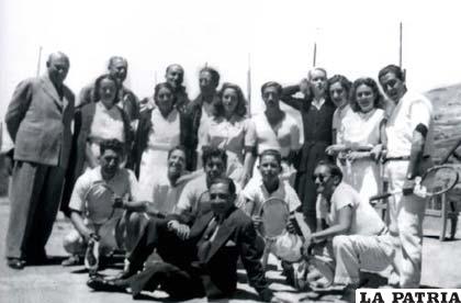 Tenistas orureños de 1943 a la conclusión de un torneo departamental
