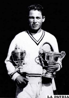 José Humberto Espada con sus trofeos en 1950
