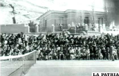 Durante el desarrollo de un partido en el Oruro Tenis Club en 1948
